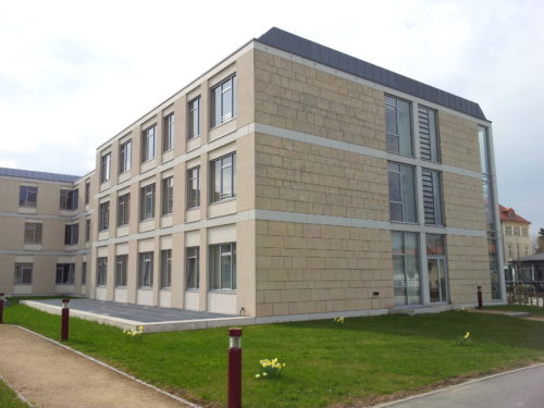 Glauchau, „Rudolf Virchow Klinikum“ – Fassade aus „Glasfaserbeton“ und „Cottaer Sandstein“